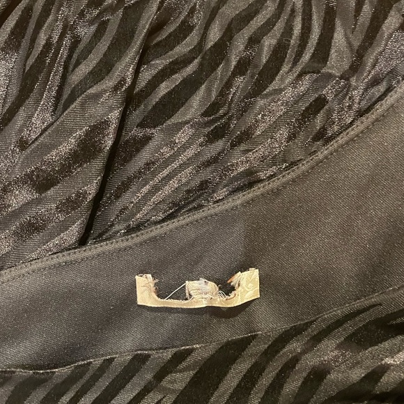 Arden B. One shoulder velvet top in black - Picture 8 of 9